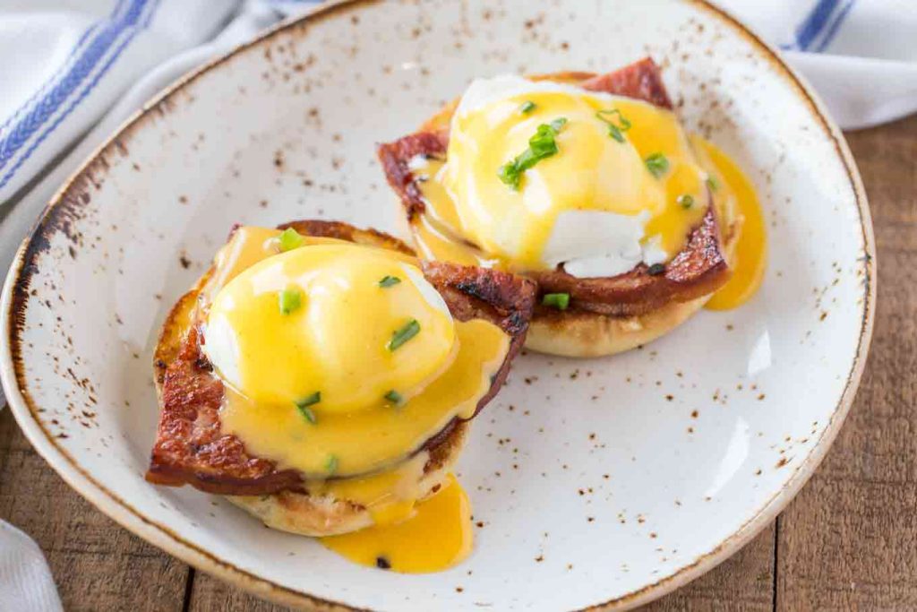 What are some ideas for using hollandaise sauce in recipes?