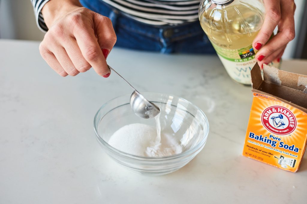 Is it possible to clean with a combination of baking soda and vinegar?