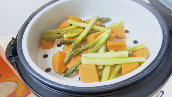 Can veggies be steamed in a rice cooker?