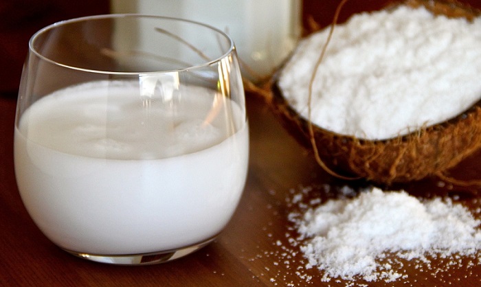 How do you tell if coconut milk in a can has gone bad?