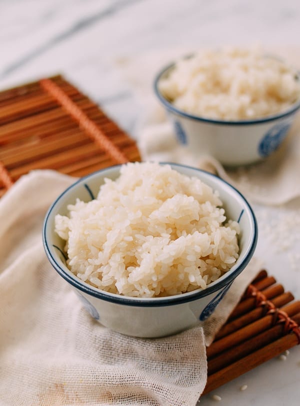 How to use a stove to reheat sticky rice