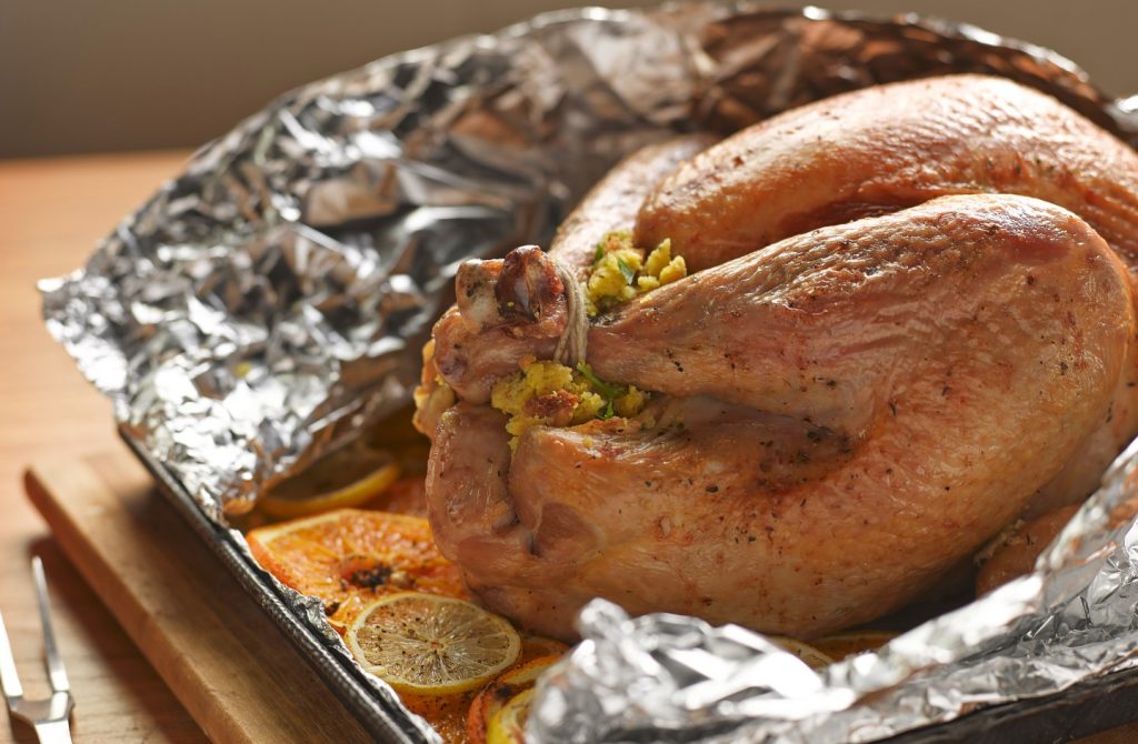 Is it better to leave a turkey covered or uncovered while it rests?