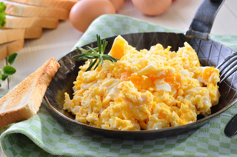Scrambled eggs can be stored in the refrigerator