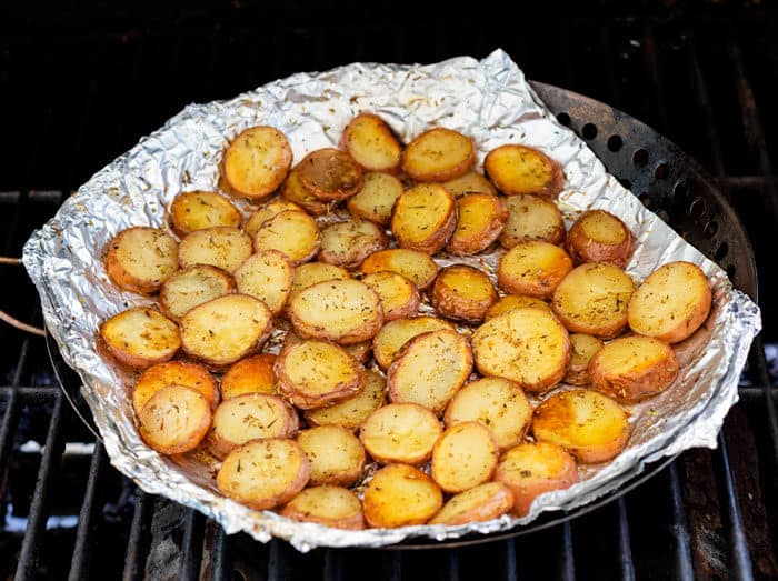 On the grill, reheat a potato.