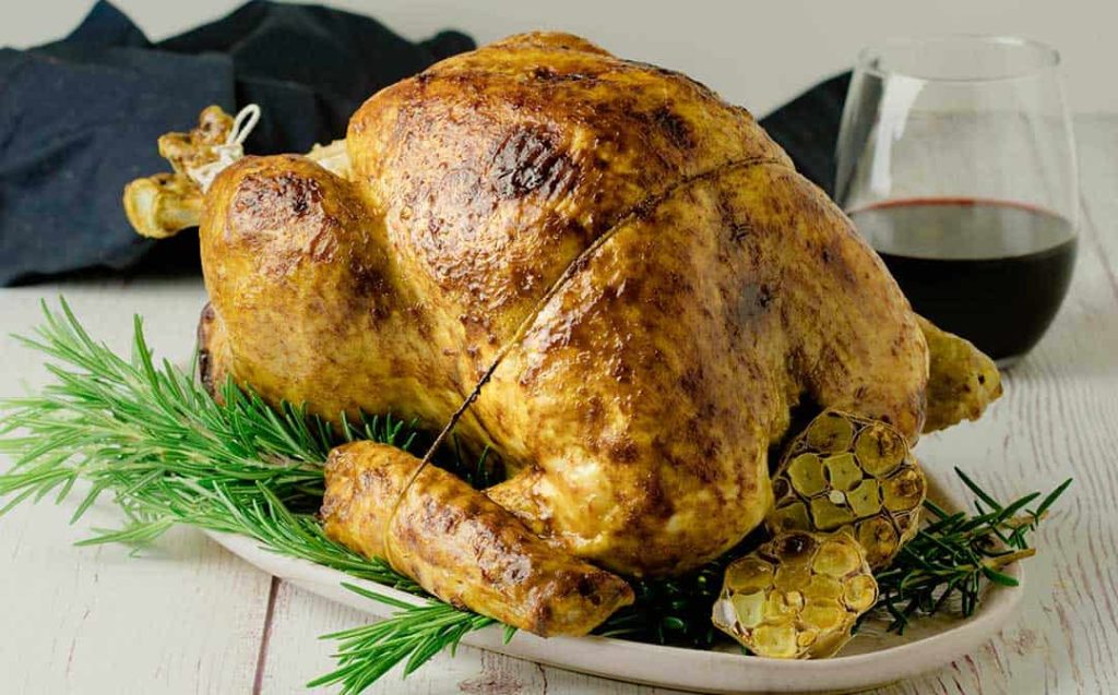 How long should a turkey be allowed to rest before being cut?