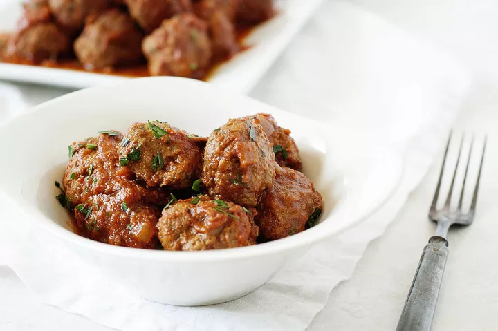 Would it be advisable for me to defrost meatballs before placing them in a Slow cooker