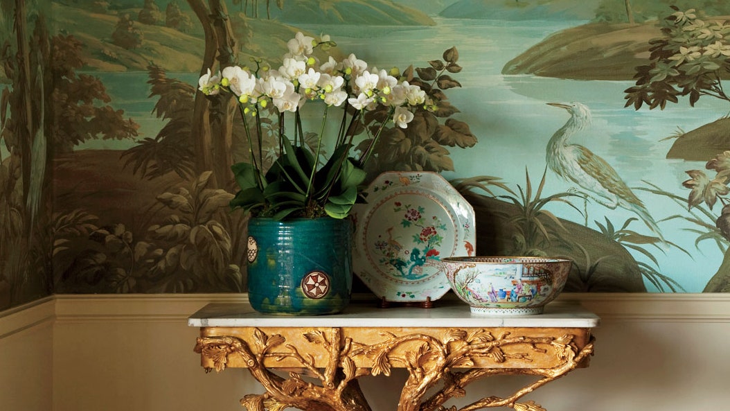 Floral wallpapers can be used to decorate the room