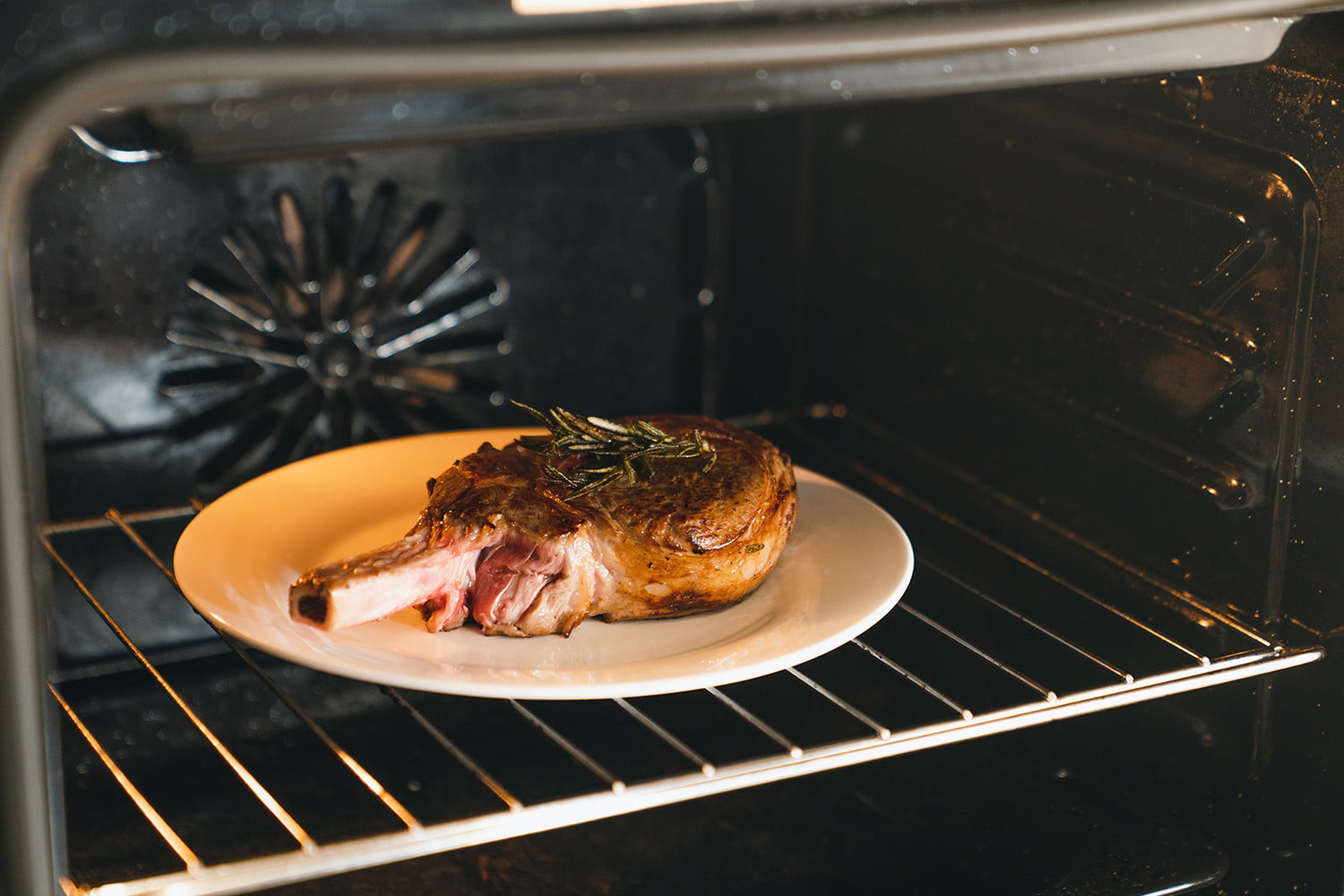 What is the best way to reheat beef tenderloin in an air fryer?