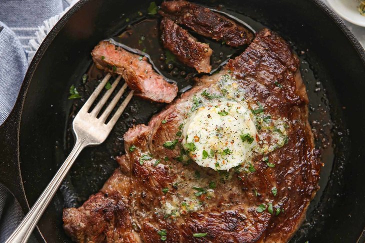 After cooking, how long should a steak be left to rest?