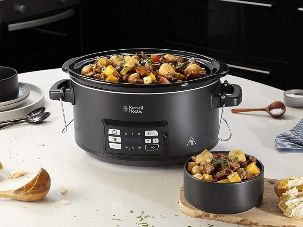 What causes food to be bland in a slow cooker?