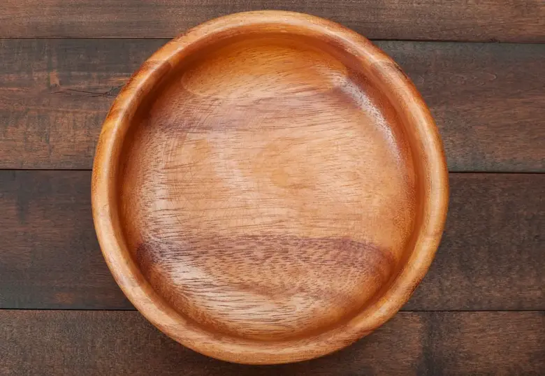 Can the wooden bowls be heated in the microwave?