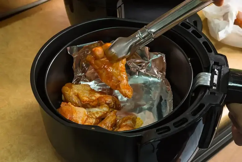 Can you put metal in an air fryer?