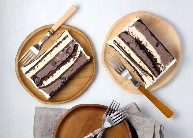 How to store and serve the ice cream cake