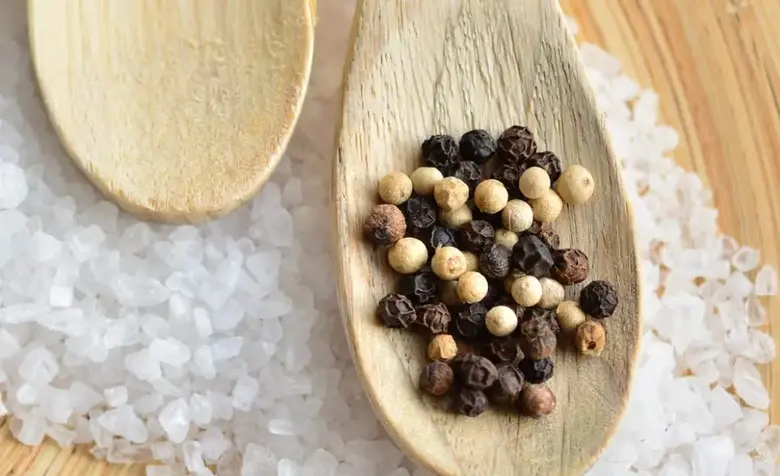 The difference between black and white pepper