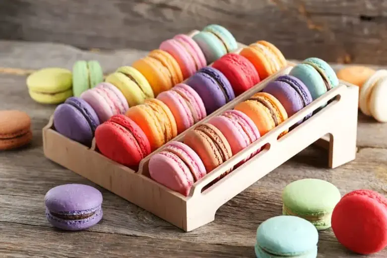 What do macarons taste like?