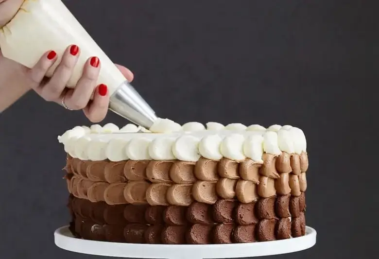 How long should a cake cool before frosting?