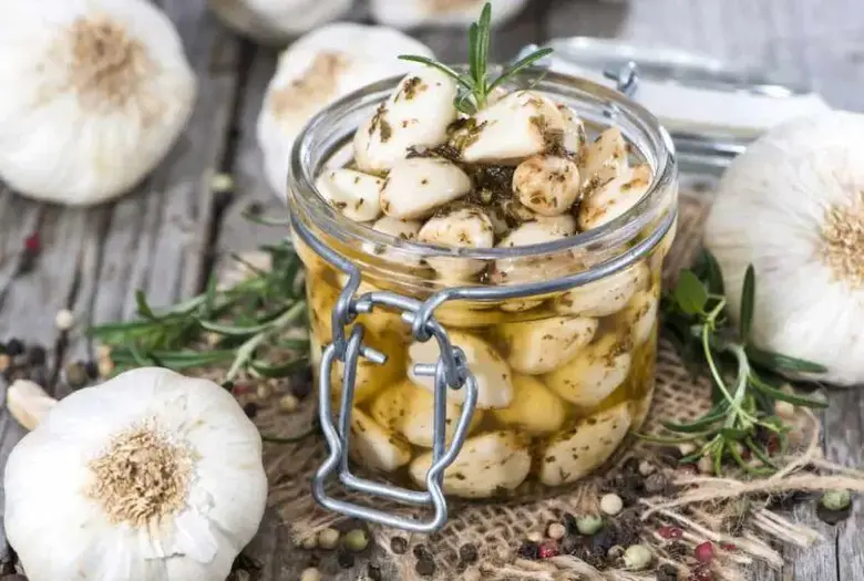 How to preserve peeled garlic